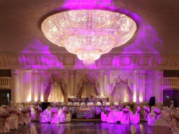 Nowoczesne trendy w dekoracji sal weselnych - jakie są najnowsze pomysły i jak je zrealizować?